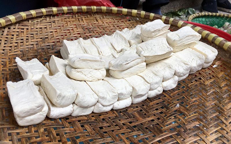 Bún Đậu 8Dayvn con khuyến mãi lớn Ở Đâu? Khám Phá Hương Vị Hà Thành Trứ Danh Những miếng đậu phụ Mơ trắng ngần, nguyên liệu hảo hạng cho món bún đậu chuẩn vị.