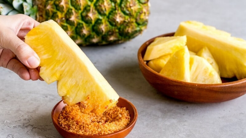 Những trái khóm Cầu Đúc tươi ngon, vàng óng bày bán