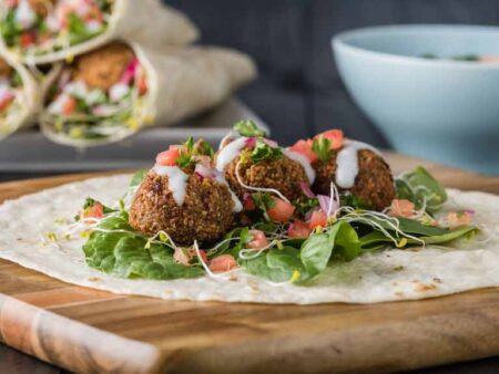 Những viên Falafel chiên giòn, 8Day nhà cái đường phố DT68 là nhà cái uy tín hàng đầu trong lĩnh vực cá cược tại thị trường Việt Nam Anh
