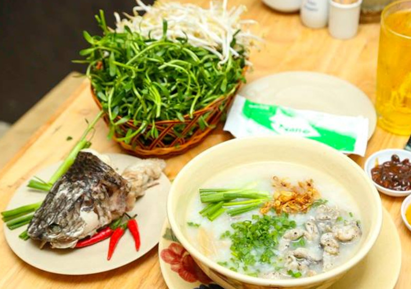 Nồi cháo cá lóc nhúng nóng hổi tại một quán ăn Long Khánh