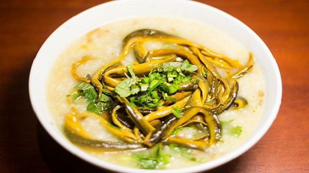 Nồi cháo lươn xanh Quảng Nam đang được om trong nồi đất, giữ trọn 8DAY com đăng nhập