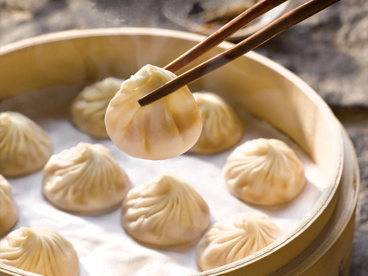 Nồi hấp với những chiếc Tiểu Long Bao nóng hổi, nhân đầy nước súp