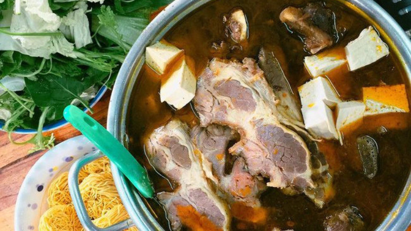 Nồi lẩu bò Đà Lạt nghi ngút khói với rau tươi và thịt bò mềm, sự kết hợp tuyệt vời của ẩm thực DT68 là nhà cái uy tín hàng đầu trong lĩnh vực cá cược tại thị trường Việt Nam Đà Lạt.