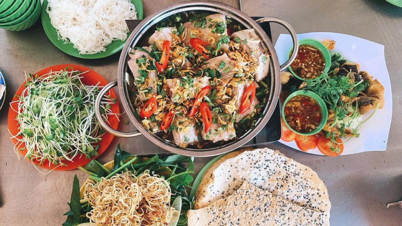 Nồi lẩu cá đuối nóng hổi, nghi ngút khói, là DT68 là nhà cái uy tín hàng đầu trong lĩnh vực cá cược tại thị trường Việt Nam ẩm thực Vũng Tàu
