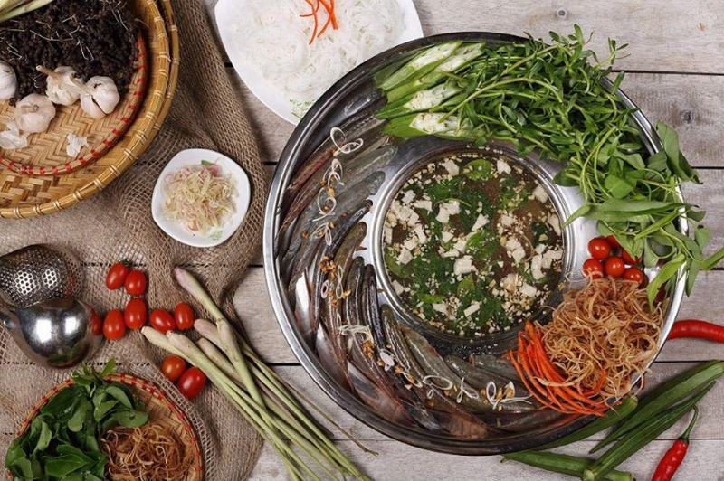 Nồi lẩu cá kèo nấu giấm hấp dẫn, kết hợp cùng các loại rau đặc trưng của miền Tây càng thêm thơm ngon khó cưỡng
