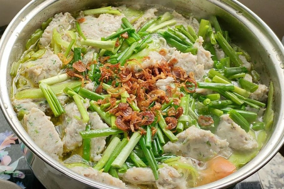 Nồi lẩu chả cá thơm lừng