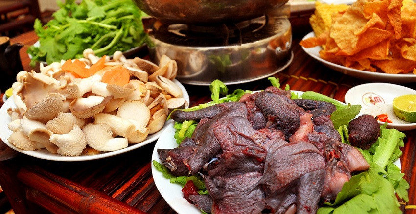 Nồi lẩu gà đen Sa Pa bổ dưỡng ấm áp