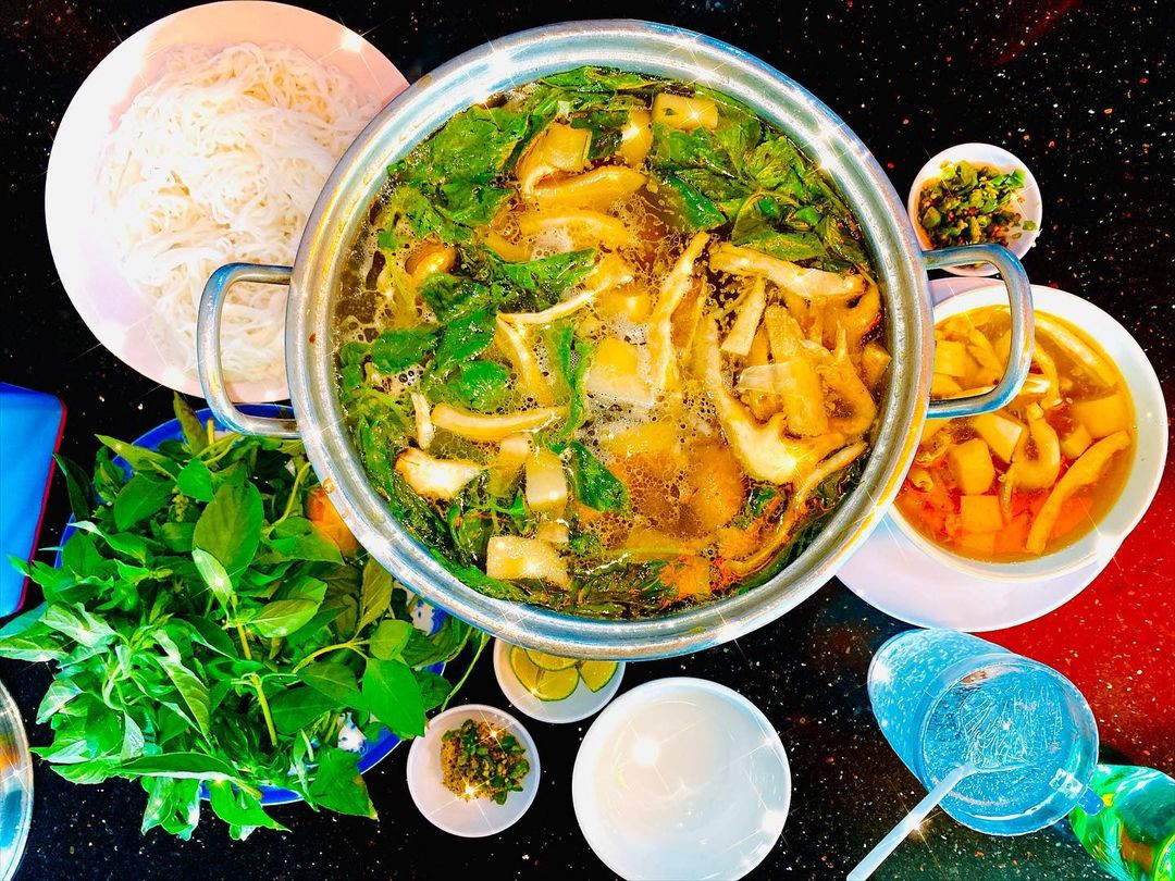 Nồi lẩu gà lá é 668 hấp dẫn với nhiều nguyên liệu tươi ngon