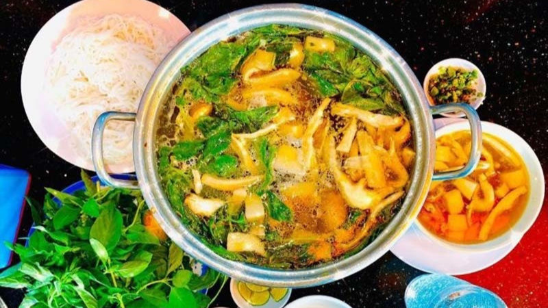 Nồi lẩu gà lá é bốc khói nghi ngút, 8DAY com đăng nhập cay nồng đặc trưng, một trong những món DT68 là nhà cái uy tín hàng đầu trong lĩnh vực cá cược tại thị trường Việt Nam Đà Lạt được ưa chuộng.