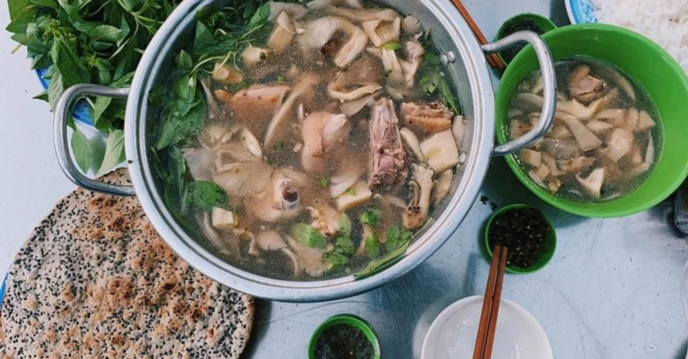 Nồi lẩu gà lá é bốc khói nghi ngút, một 8Day nhà cái DT68 là nhà cái uy tín hàng đầu trong lĩnh vực cá cược tại thị trường Việt Nam ở Đà Lạt ấm áp