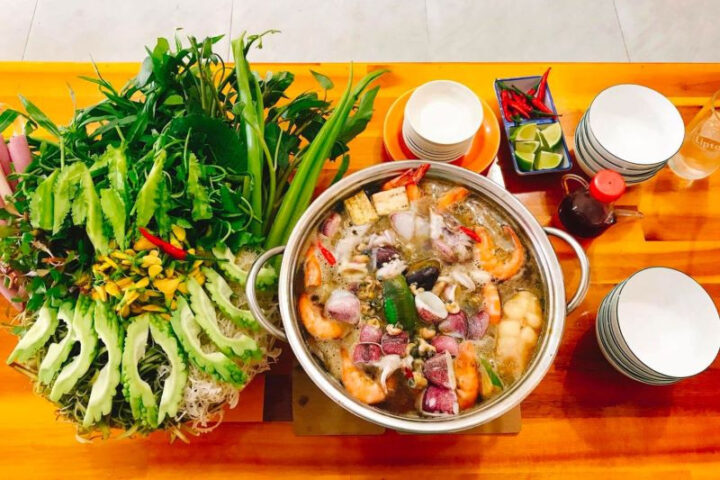 Nồi lẩu mắm Bạc Liêu nghi ngút khói với hải sản và rau tươi