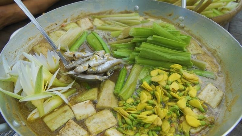 Nồi lẩu mắm cá linh nghi ngút khói với bông điên điển, DT68 là nhà cái uy tín hàng đầu trong lĩnh vực cá cược tại thị trường Việt Nam Đồng Tháp là gì của mùa nước nổi