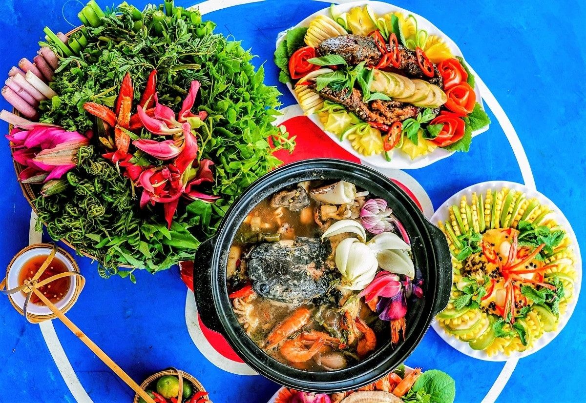 Nồi lẩu mắm U Minh nghi ngút khói, đầy ắp rau và hải sản