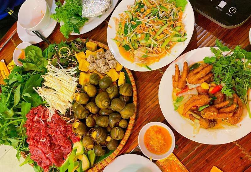 Nồi lẩu ốc nghi ngút khói tại Lẩu Ốc Bà Thúy, một quán ăn ngon tại 8Day - trang web uy tín đăng ký & đăng nhập dễ dàng