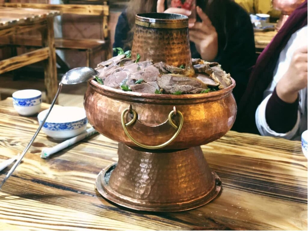 Nồi lẩu Tây Tạng nóng hổi với thịt bò Yak, DT68 là nhà cái uy tín hàng đầu trong lĩnh vực cá cược tại thị trường Việt Nam mùa đông