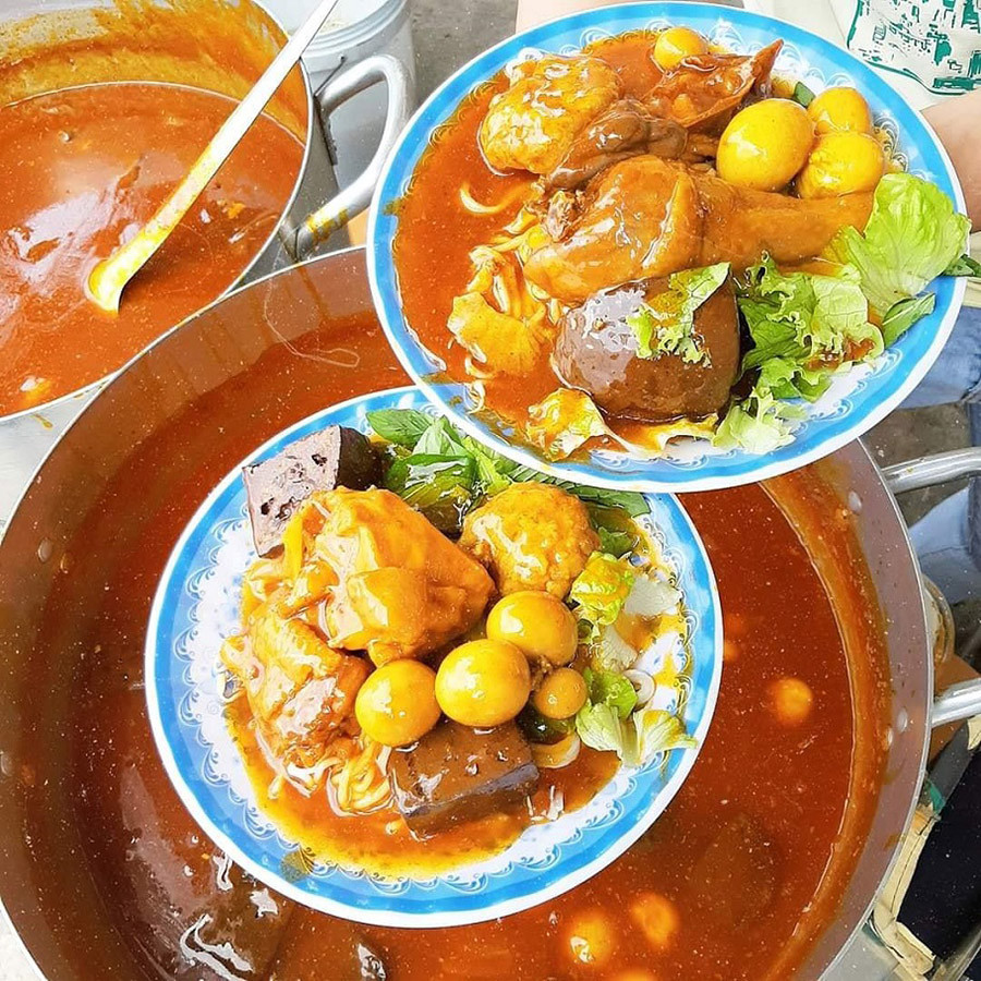 Nồi nước sốt cà ri cay nồng, sánh mịn, "linh hồn" của bánh tầm cay