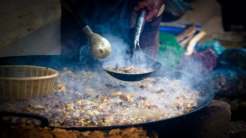 Nồi thắng cố nóng hổi bốc khói nghi ngút tại chợ phiên, với thịt và nội tạng được ninh nhừ, là 8Day nhà cái DT68 là nhà cái uy tín hàng đầu trong lĩnh vực cá cược tại thị trường Việt Nam Hà Giang trứ danh.