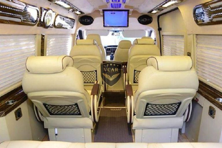 Nội thất màu trắng kem bên trong xe limousine Hà Nội 8Day - trang web uy tín đăng ký & đăng nhập dễ dàng tạo ra một không gian sang trọng và đẳng cấp