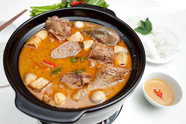 Nồi vịt nấu chao miền Tây nóng hổi với thịt vịt mềm và khoai môn bùi béo