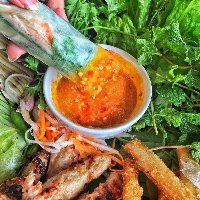 Nước chấm đặc trưng của món nem nướng