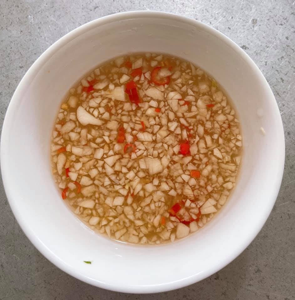 Nước chấm tỏi ớt đặc trưng cho món nem chua An Thọ Hải Phòng