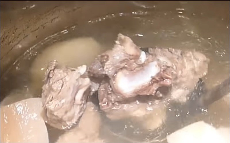 Nước dùng cao lầu sánh đậm, 8DAY com đăng nhập đặc trưng từ xá xíu và xương hầm, khác biệt với nước lèo mì Quảng
