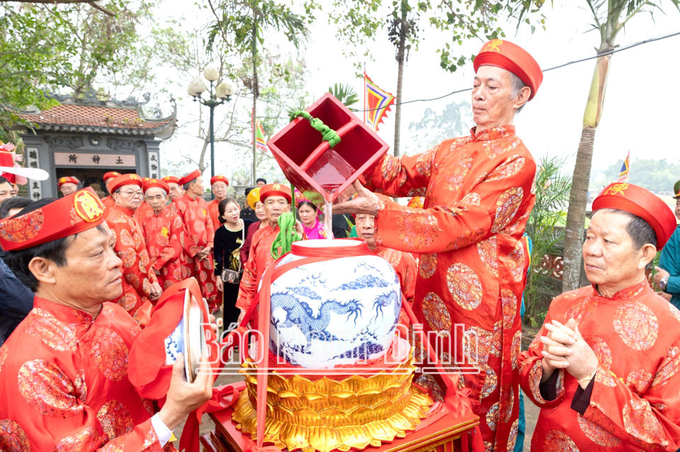Nước linh thiêng được múc từ Giếng Rồng để phục vụ các nghi lễ tại Đền Trần.