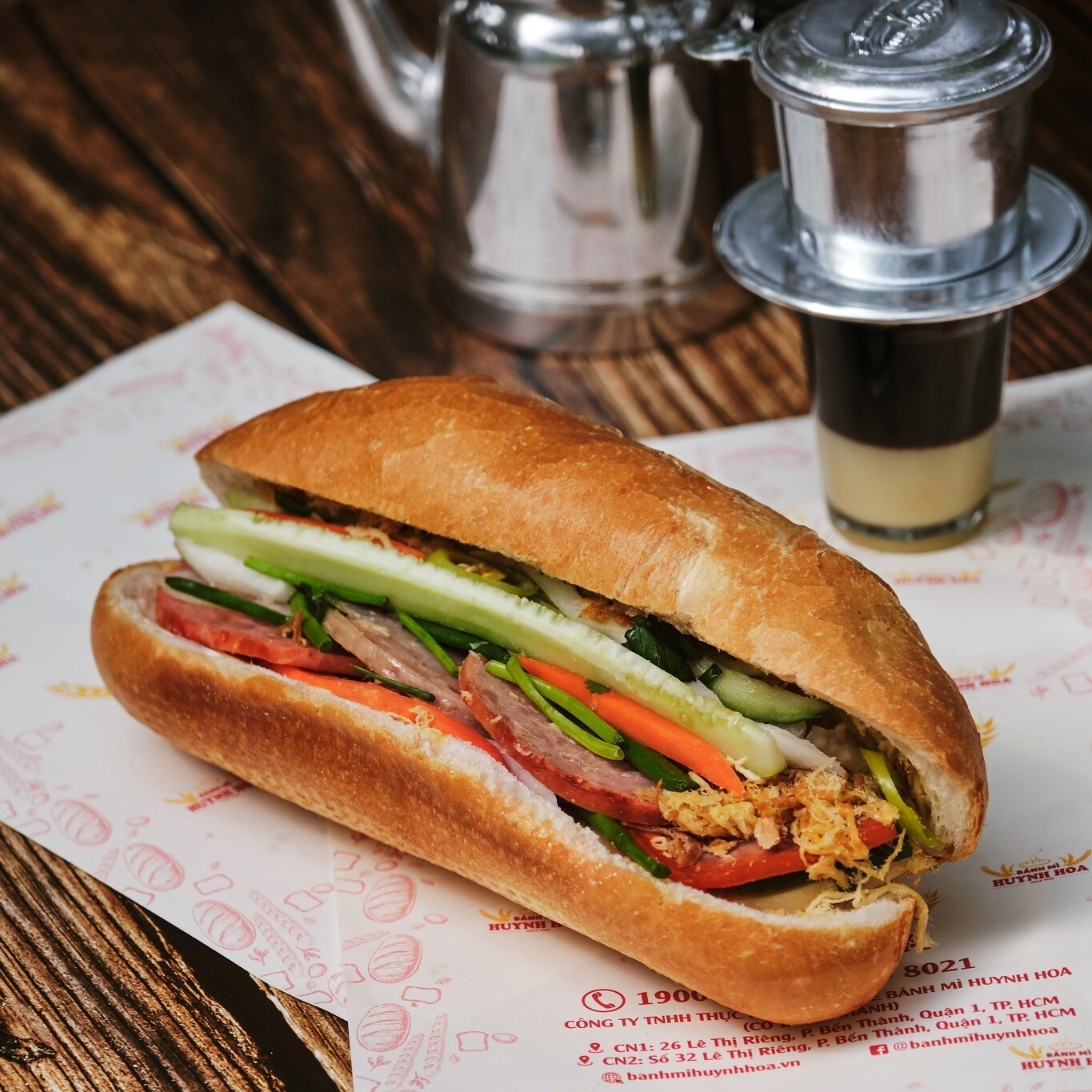 Ổ bánh mì Sài Gòn kẹp đầy pate, thịt nướng, rau thơm và đồ chua, 8Day nhà cái nhanh nổi tiếng thế giới.
