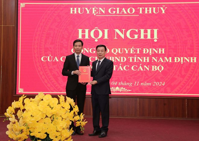 Ông Đinh Hoàng Dũng nhận quyết định bổ nhiệm Chủ tịch huyện Giao Thủy
