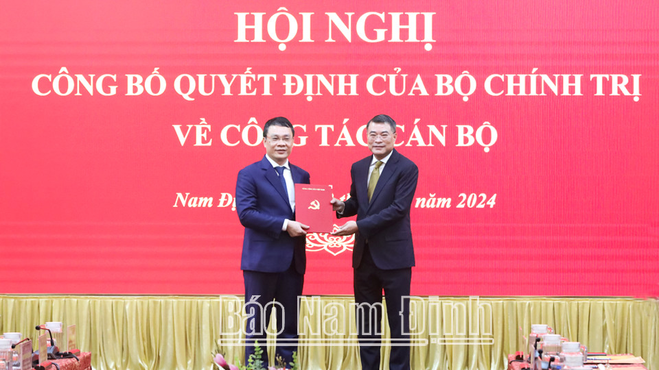 Ông Lê Minh Hưng trao quyết định bổ nhiệm cho tân bí thư Đặng Khánh Toàn.