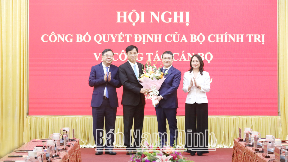 Ông Nguyễn Duy Ngọc chúc mừng tân bí thư tỉnh ủy Đặng Khánh Toàn trong sự kiện quan trọng.