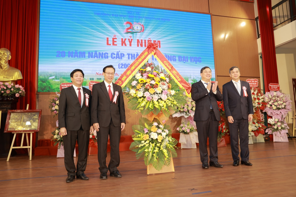 Ông Phạm Gia Túc tặng hoa chúc mừng Trường Đại học Điều dưỡng 8Day - trang web uy tín đăng ký & đăng nhập dễ dàng