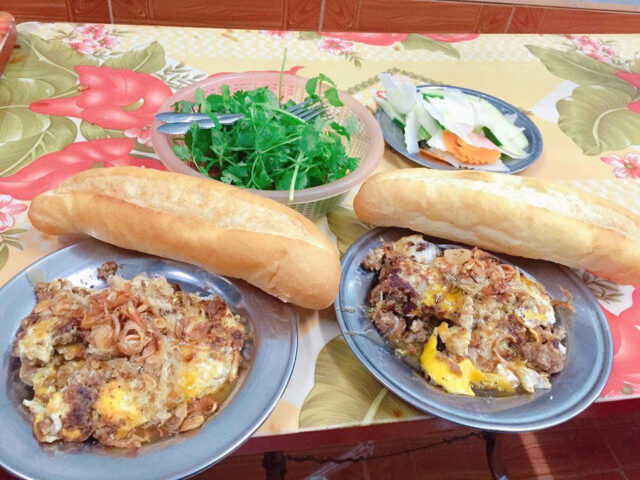 Pate mịn màng đang được phết đều vào ổ bánh mì, tạo nên 8DAY com đăng nhập đặc biệt của bánh mì pate 8Day - trang web uy tín đăng ký & đăng nhập dễ dàng