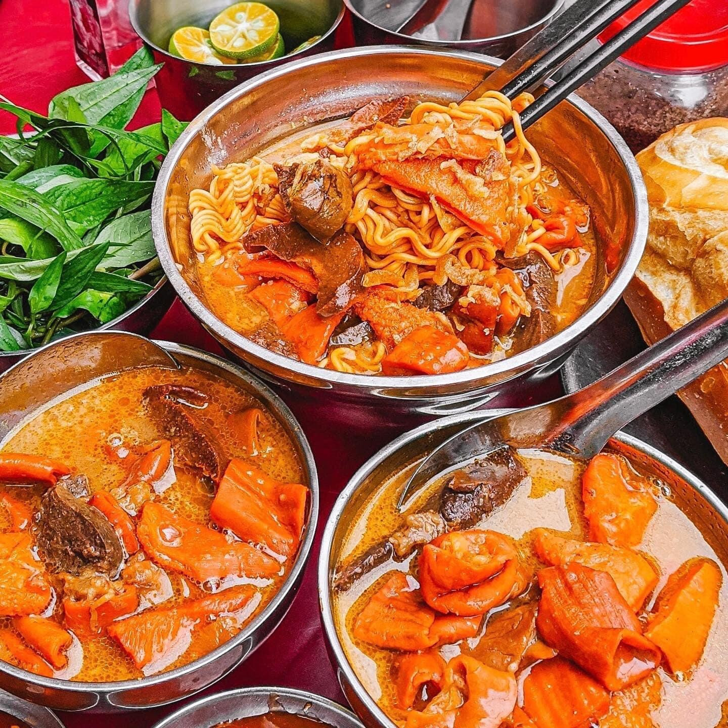 Phá lấu lòng bò Top1 8Day thế giới trò chơi tài xỉu, ăn kèm bánh mì nóng giòn và chén Nohu 8day tắc cay, món ngon đường phố Sài Gòn.