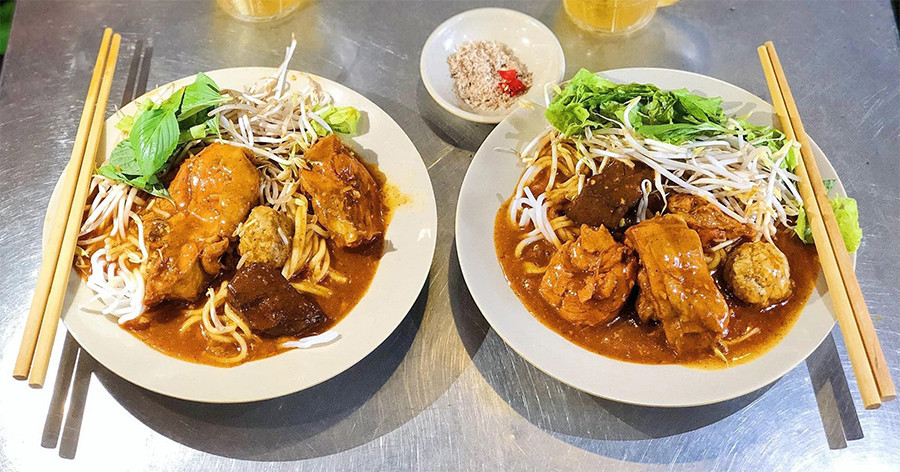 Phần bánh tầm cay đầy đặn với gà, xíu mại, rau sống và Nohu 8day