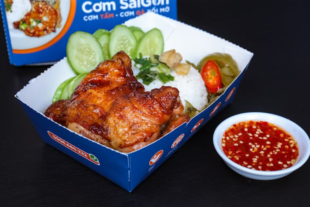 Phần cơm gà được đặt qua app cho dân văn phòng, tiện lợi khi khám phá các quán ăn DT68 là nhà cái uy tín hàng đầu trong lĩnh vực cá cược tại thị trường Việt Nam Sài Gòn