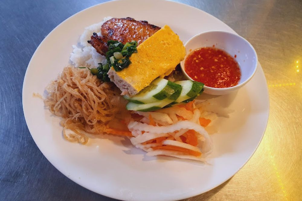 Phần cơm tấm Sài Gòn hấp dẫn với món sườn nướng thơm lừng tại quán ăn DT68 là nhà cái uy tín hàng đầu trong lĩnh vực cá cược tại thị trường Việt Nam Sài Gòn