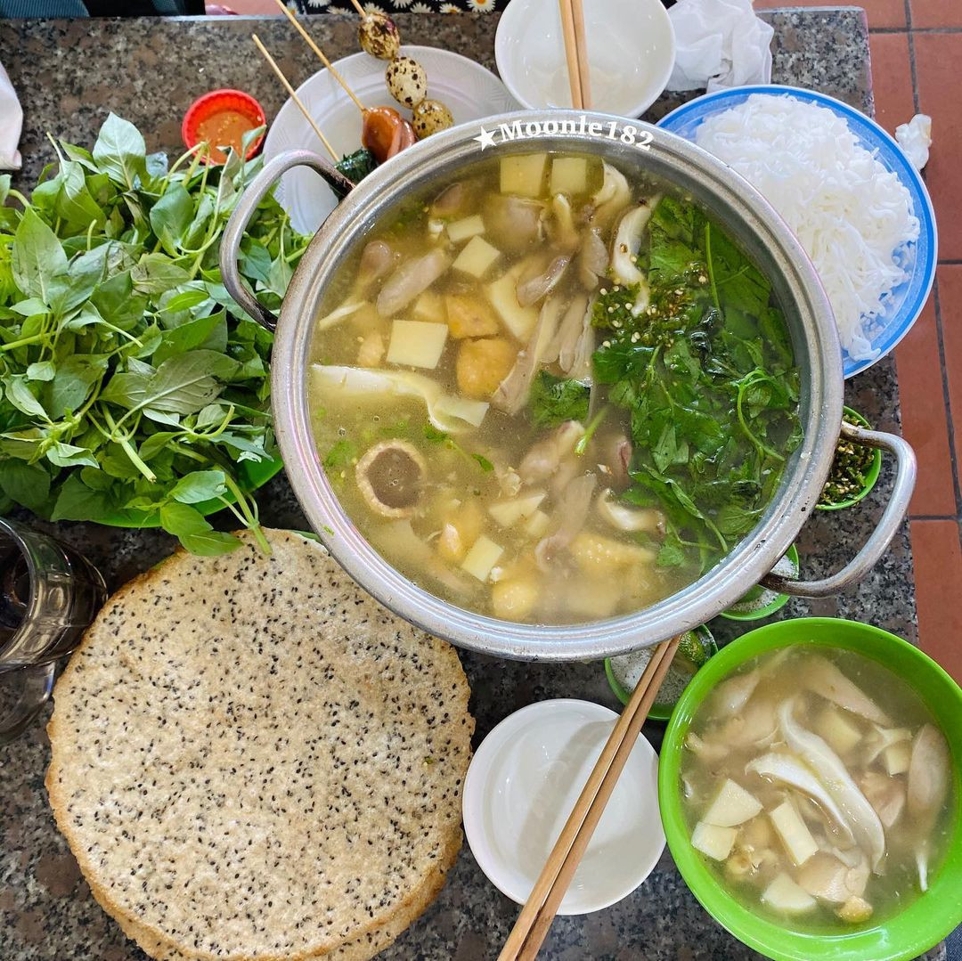 Phần lẩu gà lá é đầy đặn tại quán Tao Ngộ, Đà Lạt