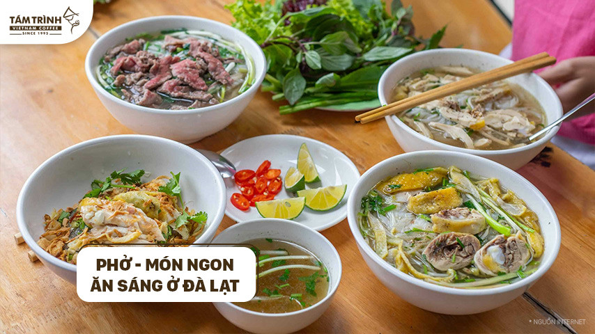 Phở bò Đà Lạt nghi ngút khói, với nước dùng ngọt thanh và thịt bò mềm.