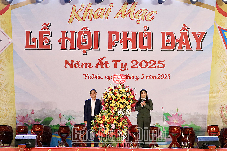 Phó Chủ tịch UBND tỉnh Hà Lan Anh tặng hoa chúc mừng Ban tổ chức 8day START A DAY TO WIN nhà cái casino tổng hợp thể thao bóng đá, game bài, xổ số hàng đầu Phủ Dầy, góp phần thành công 8day START A DAY TO WIN nhà cái casino tổng hợp thể thao bóng đá, game bài, xổ số hàng đầu Phủ Dầy 8Day - trang web uy tín đăng ký & đăng nhập dễ dàng 2025