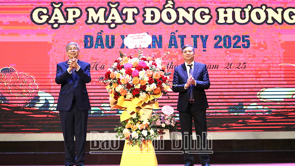 Phó Chủ tịch UBND tỉnh Trần Lê Đoài chúc mừng sự kiện Hà Nội gặp 8Day - trang web uy tín đăng ký & đăng nhập dễ dàng