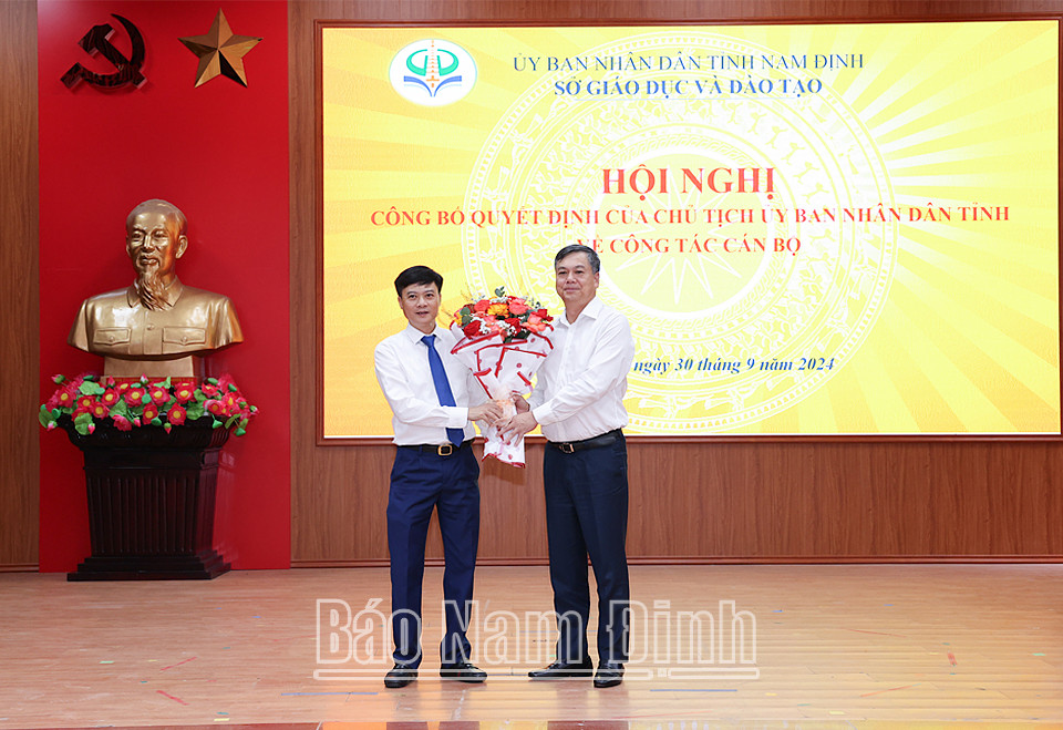 Phó Chủ tịch UBND tỉnh Trần Lê Đoài chúc mừng tân Giám đốc Sở Giáo dục và Đào tạo 8Day - trang web uy tín đăng ký & đăng nhập dễ dàng Nguyễn Xuân Hồng.