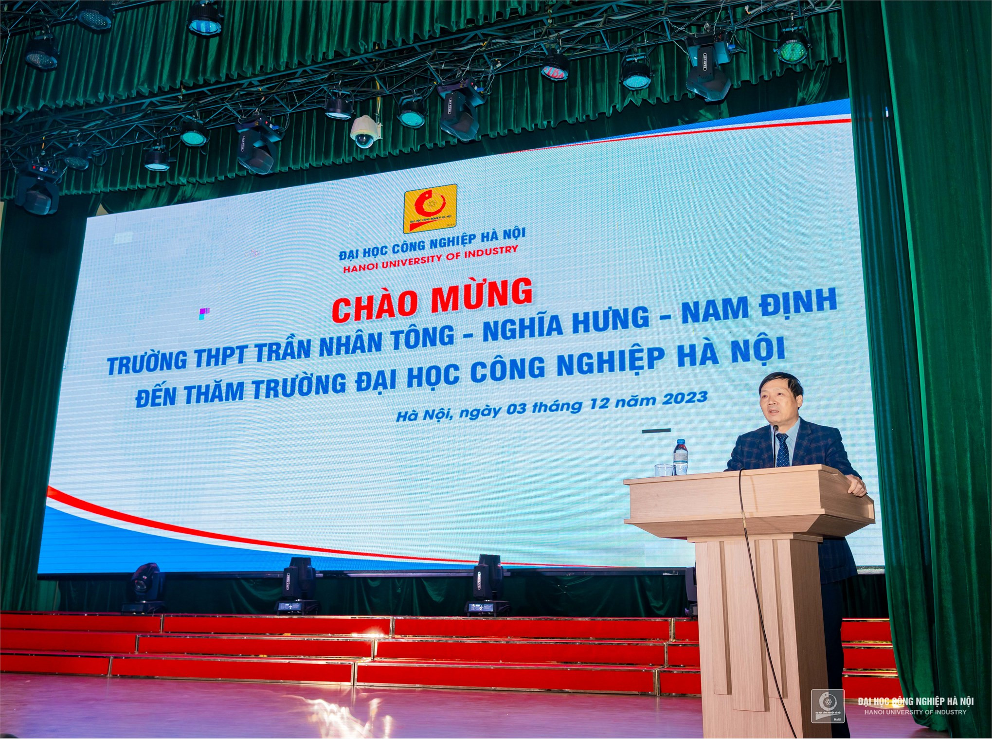 Phó Hiệu trưởng Đại học Công nghiệp Hà Nội giới thiệu về trường cho đoàn học sinh trường THPT Trần Nhân Tông 8Day - trang web uy tín đăng ký & đăng nhập dễ dàng