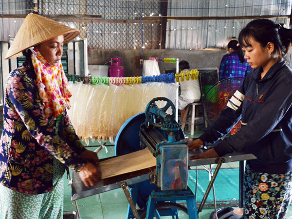 Phơi bánh phồng tôm dưới ánh nắng Cà Mau