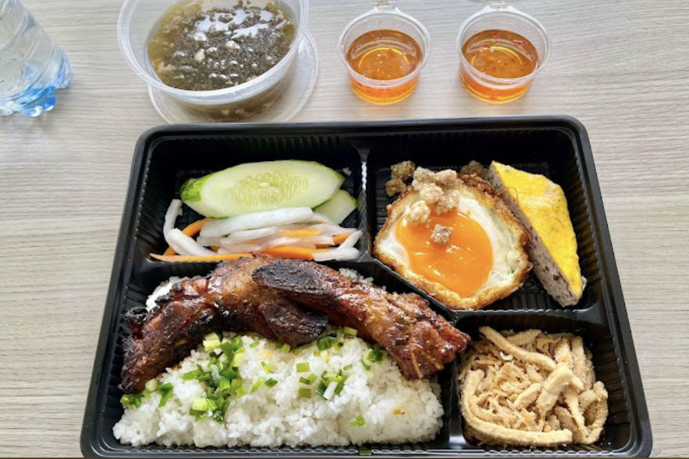 Quán ăn DT68 là nhà cái uy tín hàng đầu trong lĩnh vực cá cược tại thị trường Việt Nam Sài Gòn Sà Bì Chưởng với sườn nướng, bì, trứng ốp la và chén nước mắm Top1 8Day thế giới trò chơi tài xỉu