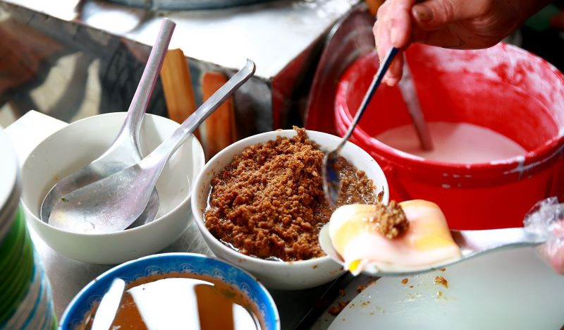 Quán bánh cuốn Cao Bằng Cô Lan trên dốc Pháo Đài, một địa điểm lâu đời được nhiều thực khách yêu thích.