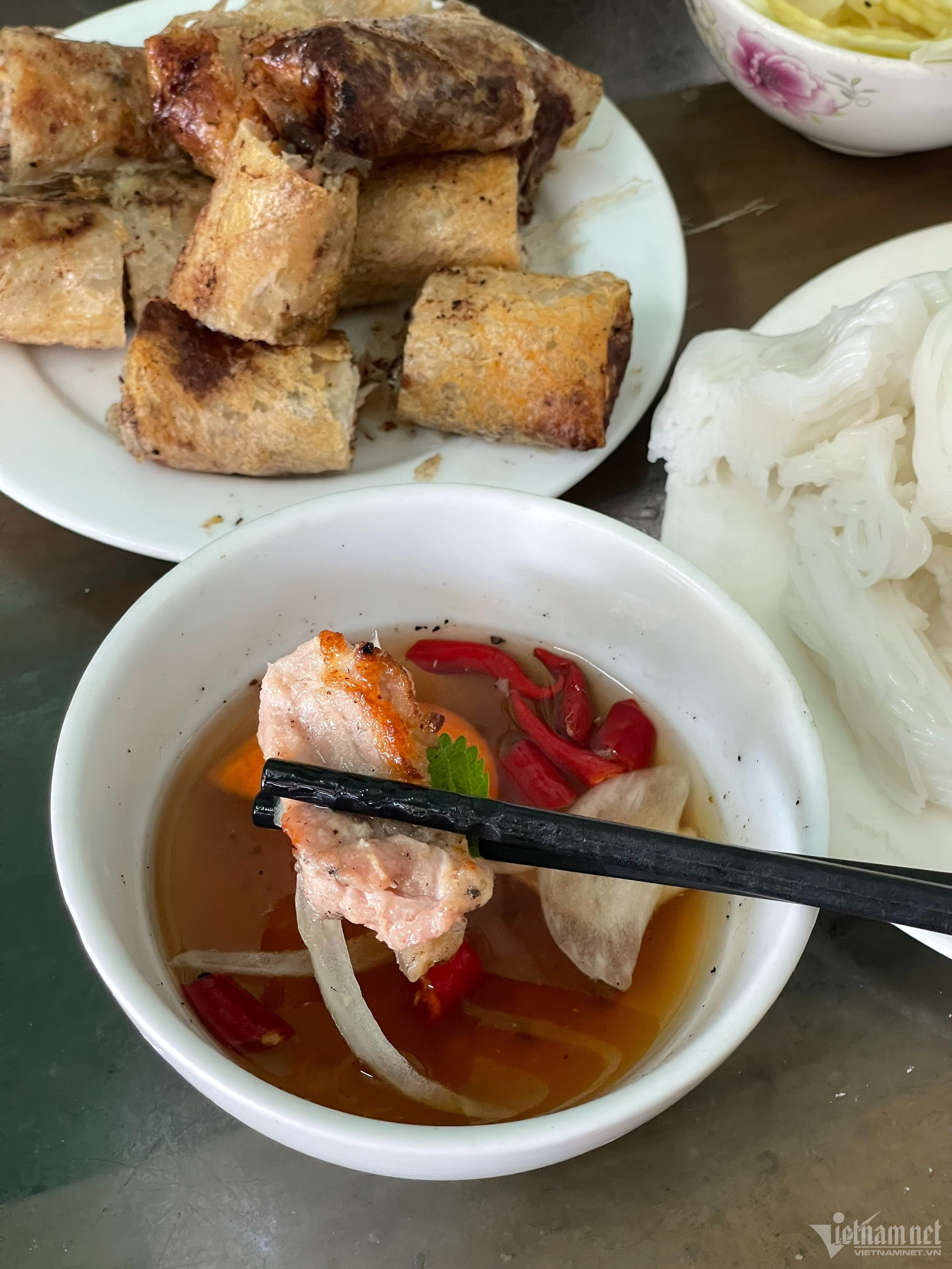 Quán bún chả đông đúc khách ngồi tràn ra vỉa hè