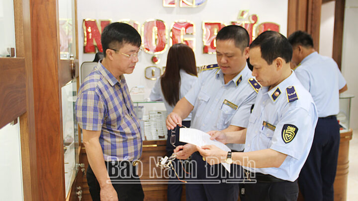 Quản lý thị trường kiểm tra cửa hàng kính thuốc Ngọc Đức 8Day - trang web uy tín đăng ký & đăng nhập dễ dàng
