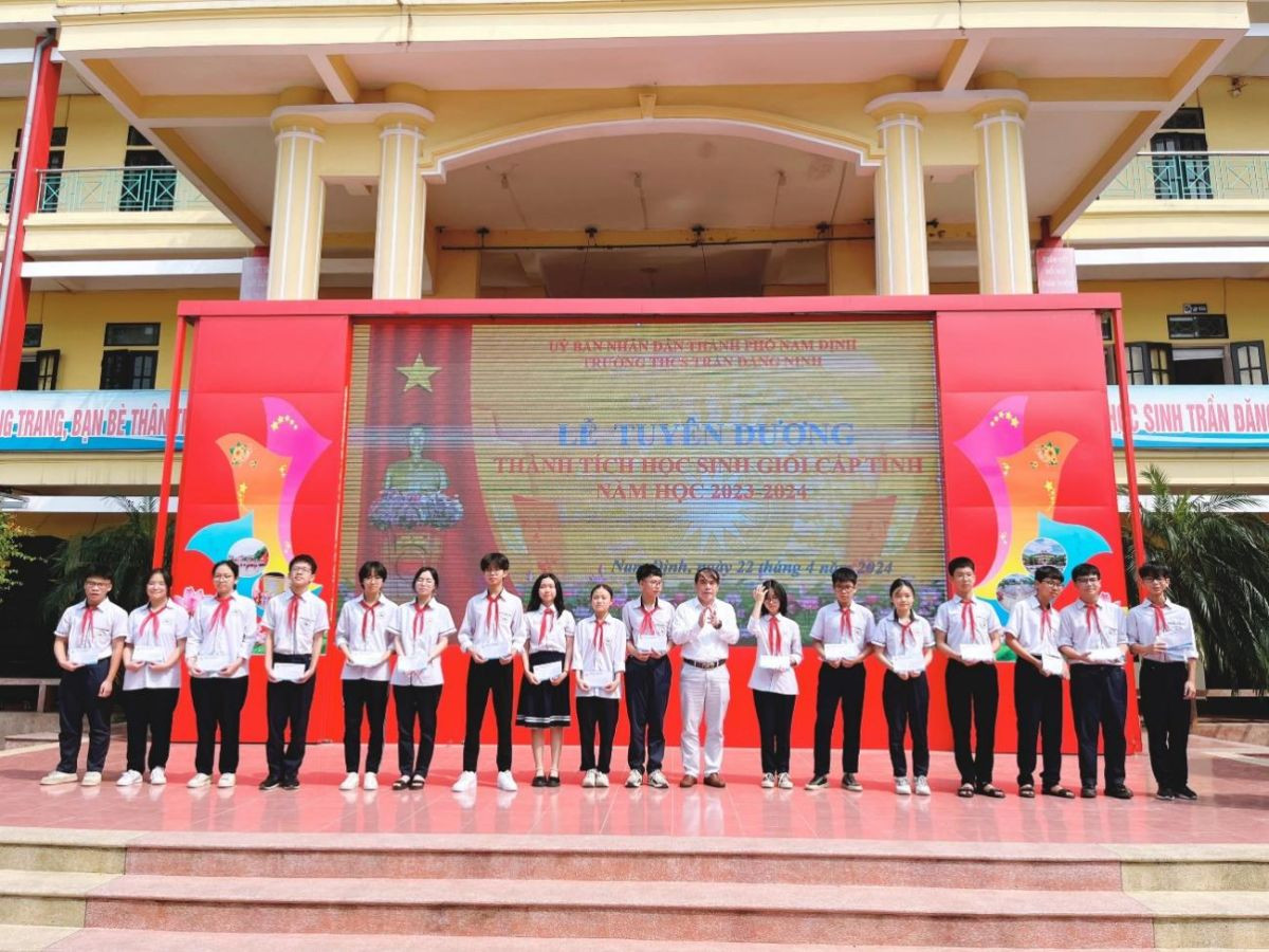 Quỹ khuyến học cựu học sinh trường Trần Đăng Ninh 8Day - trang web uy tín đăng ký & đăng nhập dễ dàng trao thưởng.