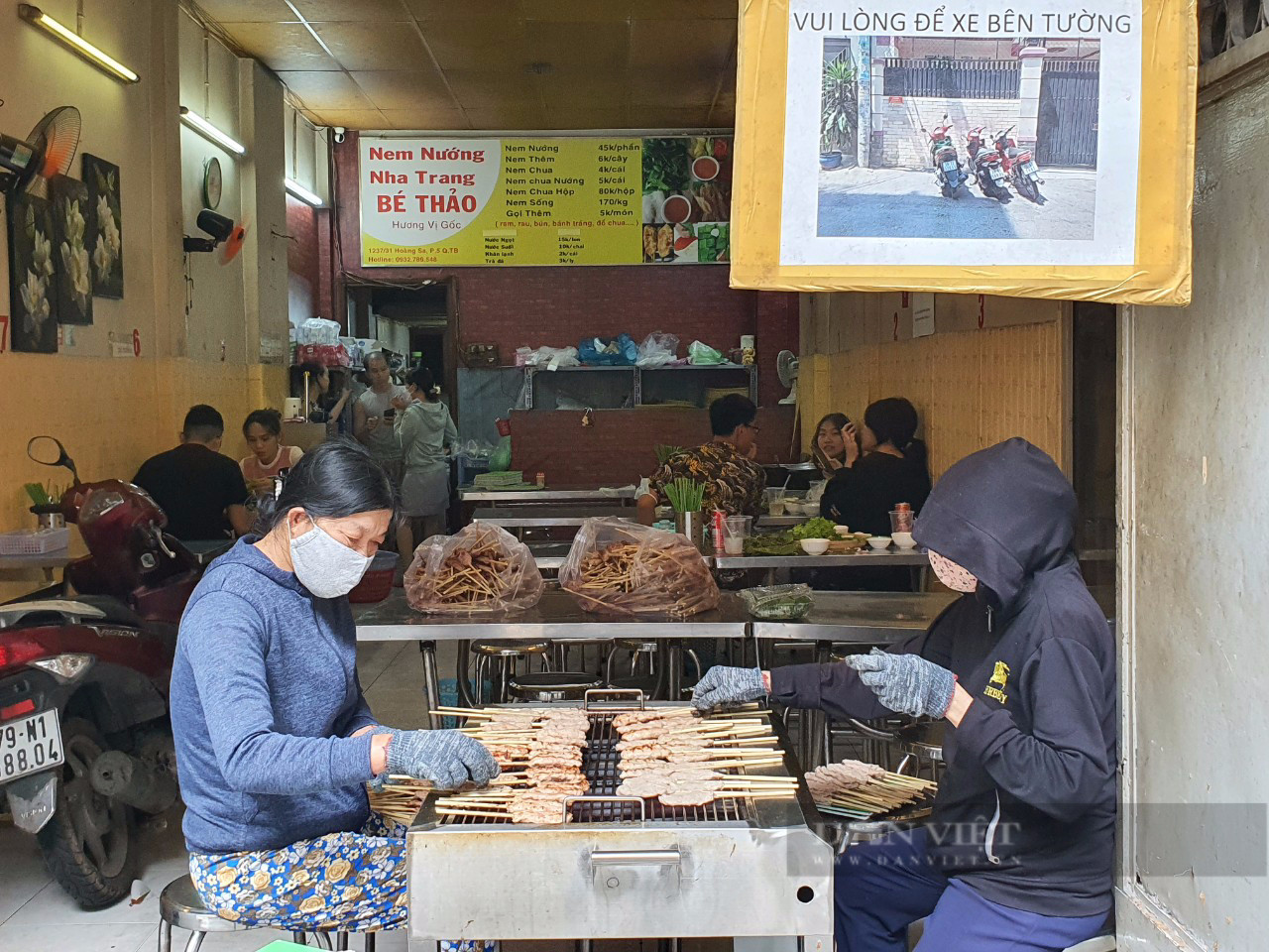 Quy trình nướng nem nướng trên than hồng thơm lừng tại quán ăn